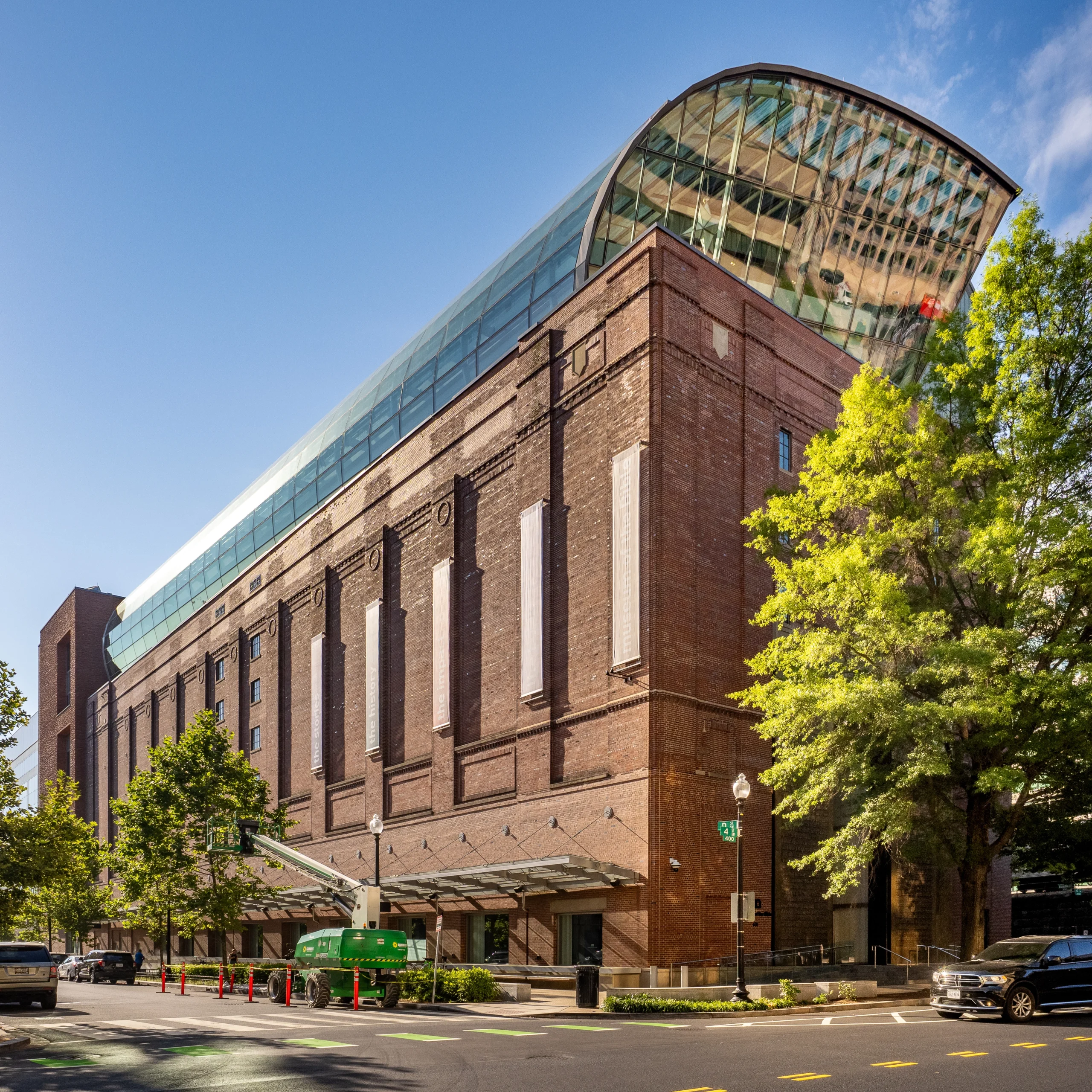 Museum_of_the_Bible_(53839146587) Exterior of a brick building: the Bible Museum